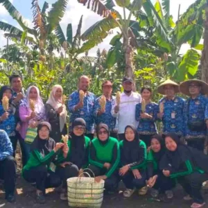 Kadin Ketahanan Pangan dan Pertanian Kota Blitar Apresiasi KWT Dewi Sri Pasca Panen Raya Sorgum Kadin Ketahanan Pangan dan Pertanian Kota Blitar Apresiasi KWT Dewi Sri Pasca Panen Raya Sorgum