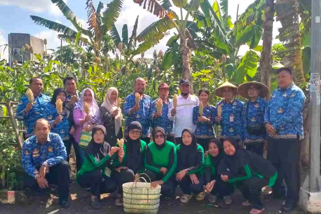 Kadin Ketahanan Pangan dan Pertanian Kota Blitar Apresiasi KWT Dewi Sri Pasca Panen Raya Sorgum