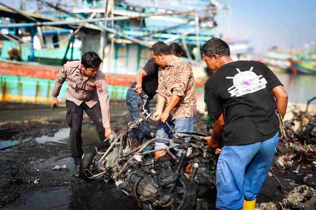 Kebakaran Hebat di Dermaga Pelindo Tegal, Diduga Akibat Tumpahan Solar
