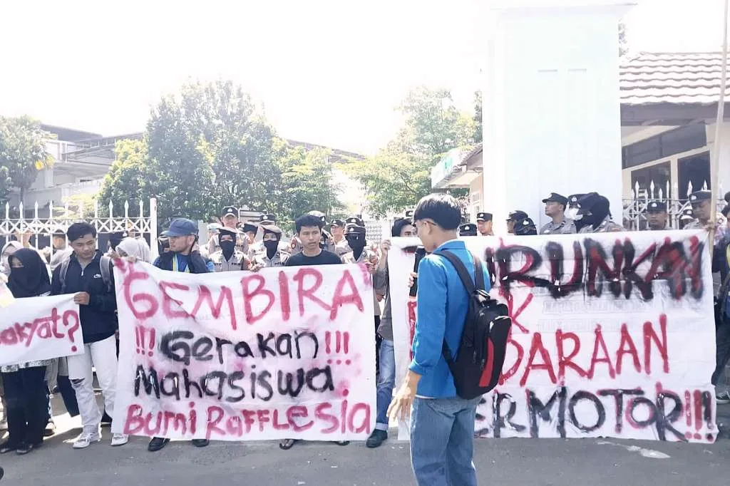 Mahasiswa Pertanyakan Pembuktian Slogan 'Bantu Rakyat' Gubernur Bengkulu