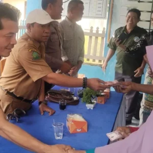 Pemdes Bungin Salurkan BLTDD Tahap Pertama