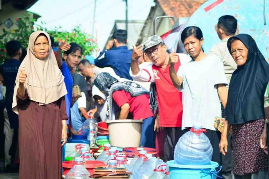 Polres Tegal Kota Salurkan Air Bersih ke Warga Panggung dalam Aksi Sosial