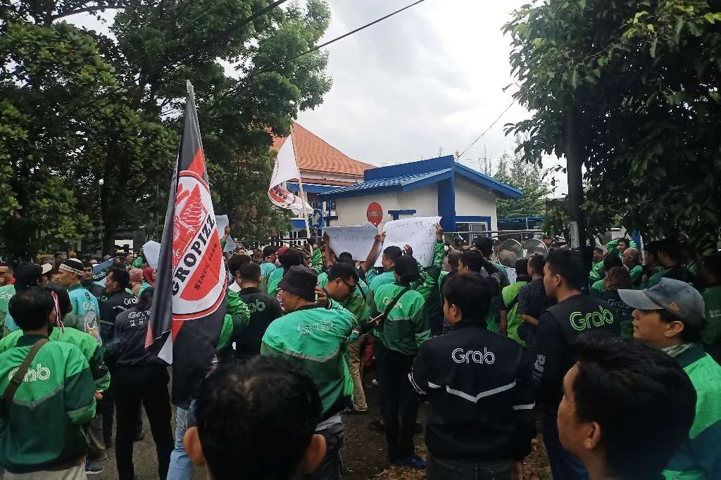 Ratusan Driver Ojek Online Grab Gelar Aksi Damai di Kantor DPRD Kota Bengkulu