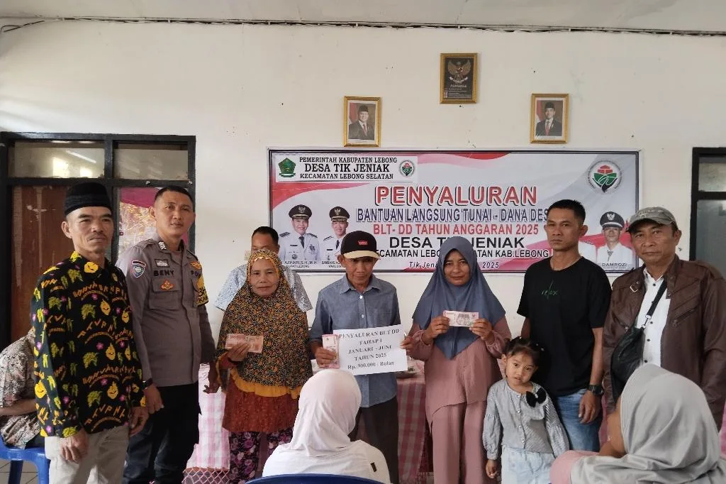 Salurkan BLT-DD, Ini Pesan Pj Kades Tik Jeniak