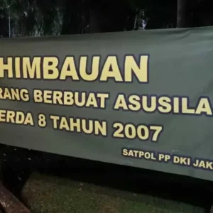 Satpol PP Jaksel Pasang 15 Spanduk Larangan Asusila di Taman Langsat