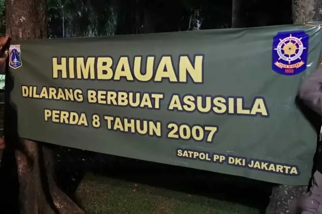 Satpol PP Jaksel Pasang 15 Spanduk Larangan Asusila di Taman Langsat
