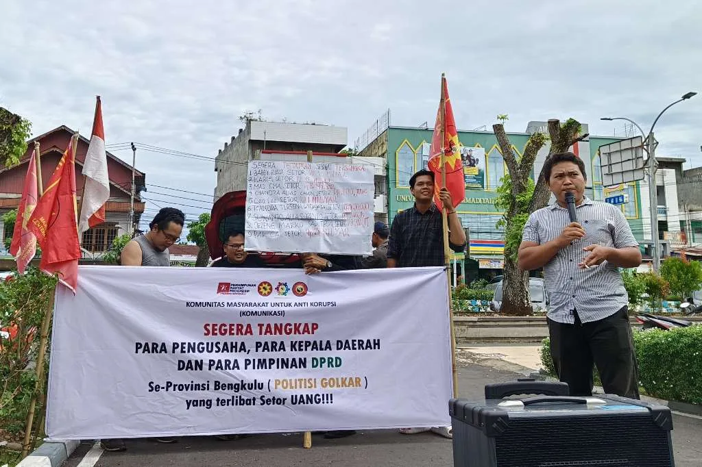 Teriakan Tangkap Bebby Hussy Menggema di Depan PN Bengkulu