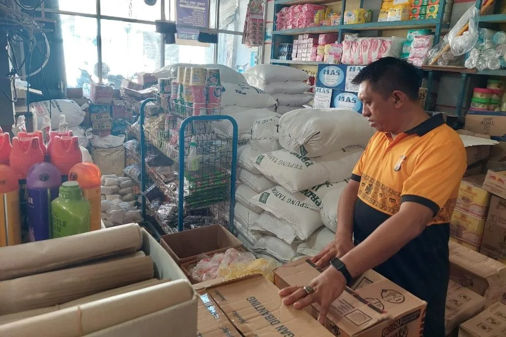 Unit Tipidter Polres Lebong Sidak Pertokoan Sembako di Pasar Muara Aman