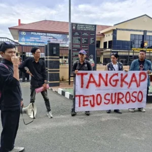Temuan 609 butir peluru aktif di rumah seorang pejabat tinggi di Provinsi Bengkulu, dalam hal ini Kepala Dinas PUPR, Tejo Suroso seharusnya menjadi alarm keras bagi aparat penegak hukum. Barang bukti tersebut bukan hasil operasi sembarangan, melainkan disita langsung oleh Komisi Pemberantasan Korupsi (KPK) saat melakukan penggeledahan terkait perkara korupsi besar yang menyeret mantan gubernur. Namun apa yang terjadi setelah itu sungguh memprihatinkan, sejak Desember 2024 hingga kini, tidak ada satu pun kejelasan hukum yang disampaikan ke publik. Polresta Bengkulu, sebagai institusi yang menerima barang bukti dari KPK, seolah kehilangan nyali untuk menyentuh kasus ini. Sudah delapan bulan lebih waktu berjalan, tapi yang muncul hanya keterangan normatif yang membingungkan yakni bahwa peluru-peluru itu hanyalah titipan, sudah lama disimpan, bahkan sudah berusaha diserahkan ke Perbakin. Retorika ini tidak menyelesaikan apa pun. Publik tidak bodoh. Dalam aturan yang tegas seperti Undang-Undang Darurat Nomor 12 Tahun 1951, siapa pun yang memiliki, menyimpan, atau memperdagangkan senjata api dan amunisi tanpa izin resmi dapat dikenai ancaman berat, bahkan sampai hukuman mati. Lantas, mengapa polisi tidak segera bertindak? Apakah karena pelakunya seorang pejabat? Ataukah karena kedekatan tertentu dengan elite politik? Atau, lebih buruk lagi, ada skenario perlindungan sistematis yang sedang dimainkan secara senyap? Jika benar peluru itu titipan, maka seharusnya aparat menelusuri siapa pemberinya, siapa yang menyuruh menyimpan, dan kenapa bisa lolos begitu lama tanpa pengawasan. Bukankah ini justru membuka peluang dugaan jaringan peredaran amunisi ilegal? Editorial ini bukan hendak menghakimi. Tapi kami, dan publik pada umumnya, berhak mempertanyakan integritas aparat penegak hukum, khususnya di Bengkulu. Tidak boleh ada standar ganda dalam hukum. Tidak boleh ada pembiaran hanya karena yang terlibat adalah orang yang berkekuasaan. Satu peluru bisa membunuh satu nyawa. Tapi 609 peluru yang dibungkam dalam diam oleh institusi hukum, bisa membunuh kepercayaan masyarakat terhadap keadilan. Itu jauh lebih berbahaya. Jika Polresta Bengkulu tak segera mengambil sikap tegas, maka sejarah akan mencatat, mereka pernah diam ketika hukum dipanggil, dan ketika masyarakat menuntut keadilan.