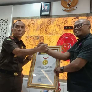 Kajati Bengkulu Terima Anugerah Sahabat Media dari SMSI Bengkulu