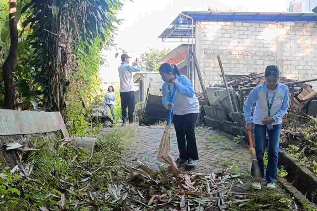 Aksi Bersih Bersih Jalan di Wisata Kalibalang: Caesar Alfonso Apresiasi Mahasiswa KKN Unisba