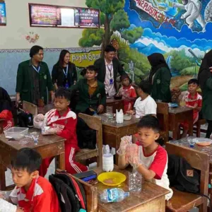 Kreatifitas KKN Kelompok 12 Unisba Blitar Ajari SDN Plosokerep 2 Sampah Botol Plastik Jadi Pot Kreatifitas KKN Kelompok 12 Unisba Blitar: Ajari SDN Plosokerep 2 Sampah Botol Plastik Jadi Pot
