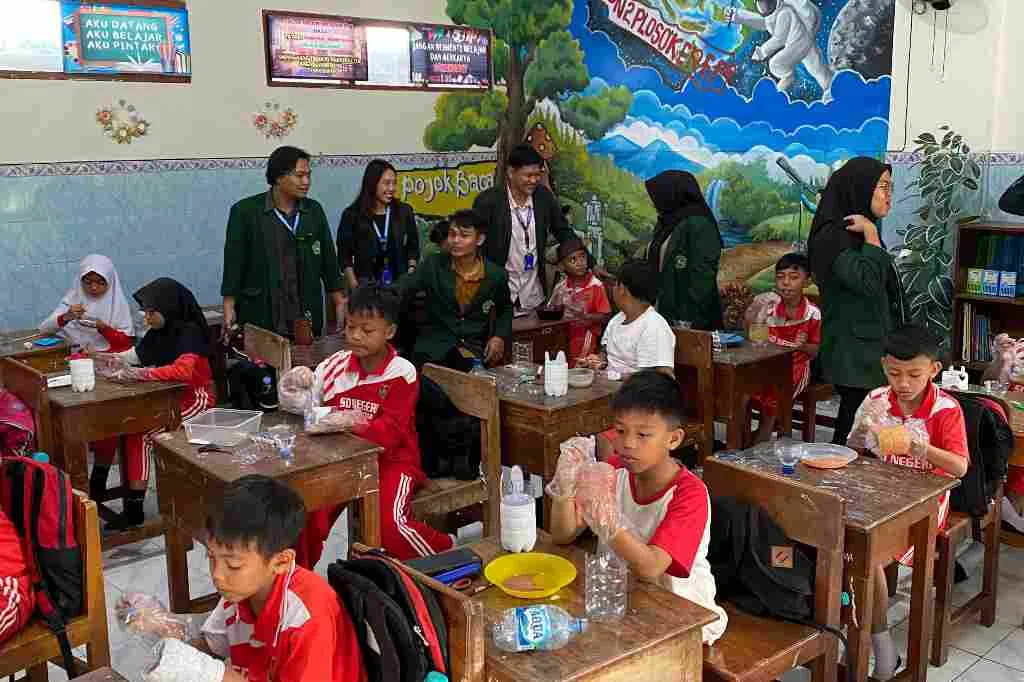 Kreatifitas KKN Kelompok 12 Unisba Blitar: Ajari SDN Plosokerep 2 Sampah Botol Plastik Jadi Pot