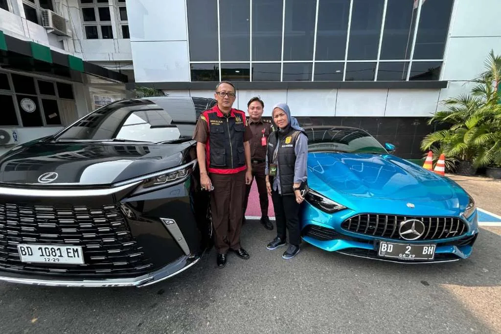 Mobil Mewah Tersangka Utama Korupsi Tambang Batubara Bengkulu Disita