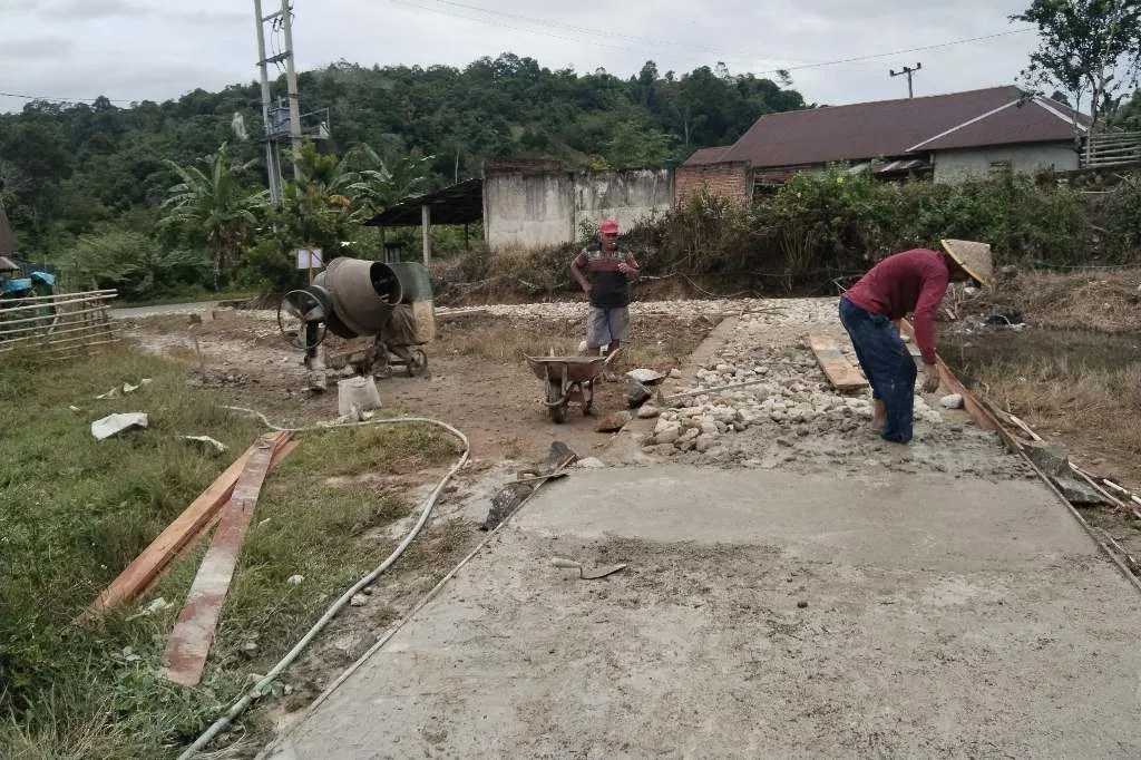 Pembangunan Jalan Lingkungan di Desa Bioa Putiak Mulai Dikerjakan
