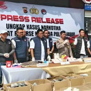 Polda Jabar Bongkar Jaringan Narkoba Lintas Provinsi di Bogor, 8,3 Kg Sabu Disita Polda Jabar Bongkar Jaringan Narkoba Lintas Provinsi di Bogor, 8,3 Kg Sabu Disita