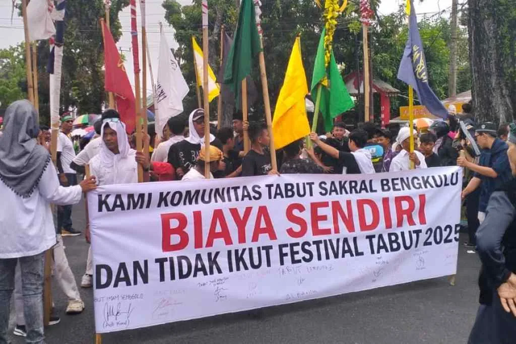Spanduk 'Biaya Sendiri' Warnai Prosesi Tabut Tebuang, Tabut 2025 Penuh Ketegangan