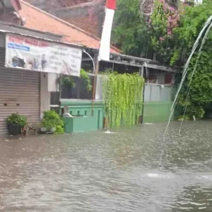 16 RT di Jakarta Timur Terendam Banjir Akibat Luapan Kali Ciliwung 16 RT di Jakarta Timur Terendam Banjir Akibat Luapan Kali Ciliwung