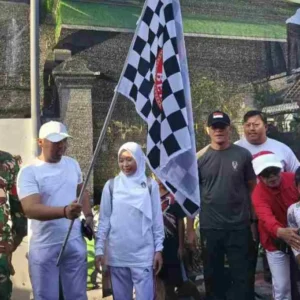 Jalan Sehat di HUT RI ke 80: Lurah Klampok Ajak Masyarakat Hidup Sehat