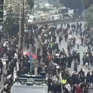 Aksi Demo di Depan Gedung DPR: Polda Metro Jaya Alihkan Arus Lalu Lintas