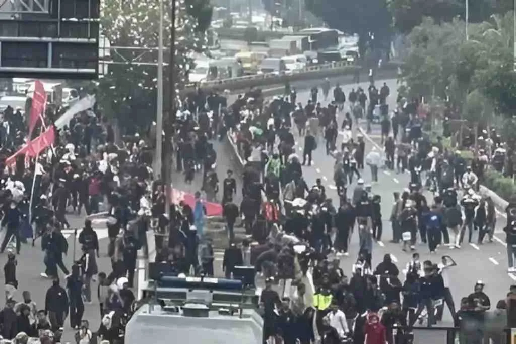 Aksi Demo di Depan Gedung DPR: Polda Metro Jaya Alihkan Arus Lalu Lintas