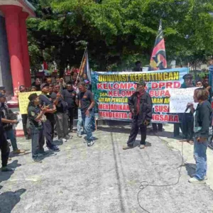 Aksi Demo LSM GPI Depan Gedung DPRD Kab Blitar: Tutut Dewan Sahkan APBD Perubahan 2025