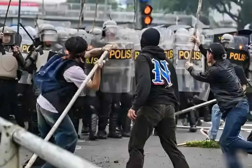 Aksi Unjuk Rasa di Jakarta Kembali Ricuh, Polda Metro Jaya Kini Jadi Sasaran