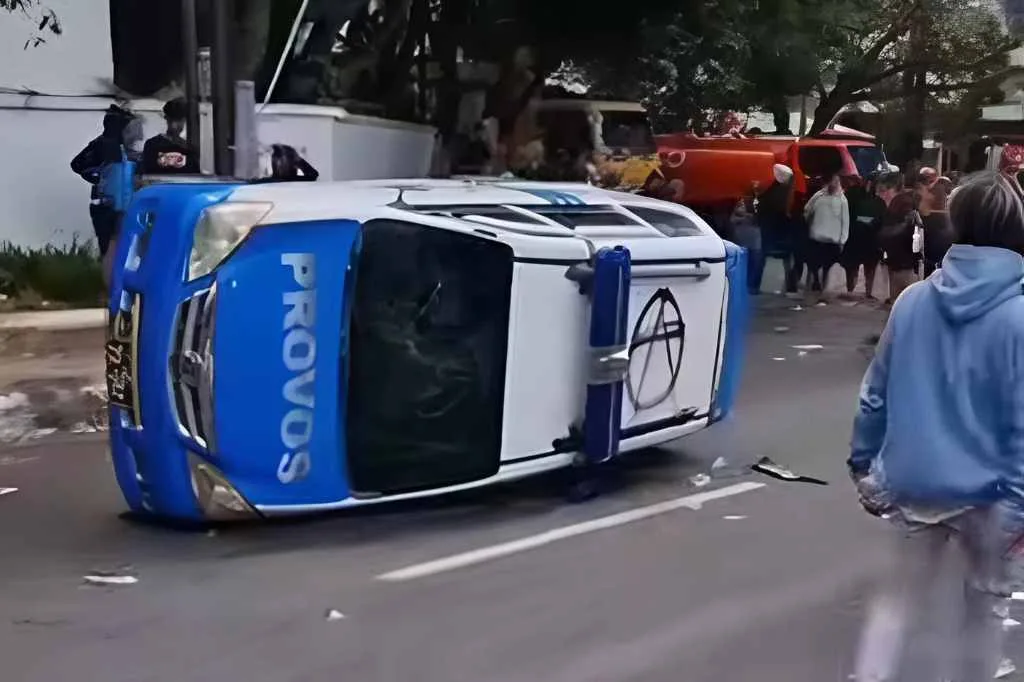 Aksi Unjuk Rasa di Pati Ricuh: Massa Bakar Mobil Polisi, Tuntut Bupati Sudewo Mundur