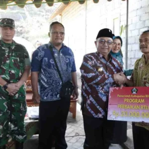 Bupati Blitar Serahkan Bantuan RTLH di Desa Krisik: Ajak Warga Semangat Gotong Royong