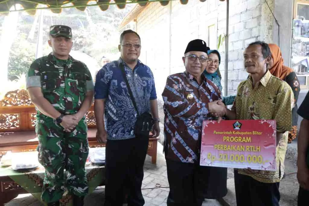 Bupati Blitar Serahkan Bantuan RTLH di Desa Krisik: Ajak Warga Semangat Gotong Royong