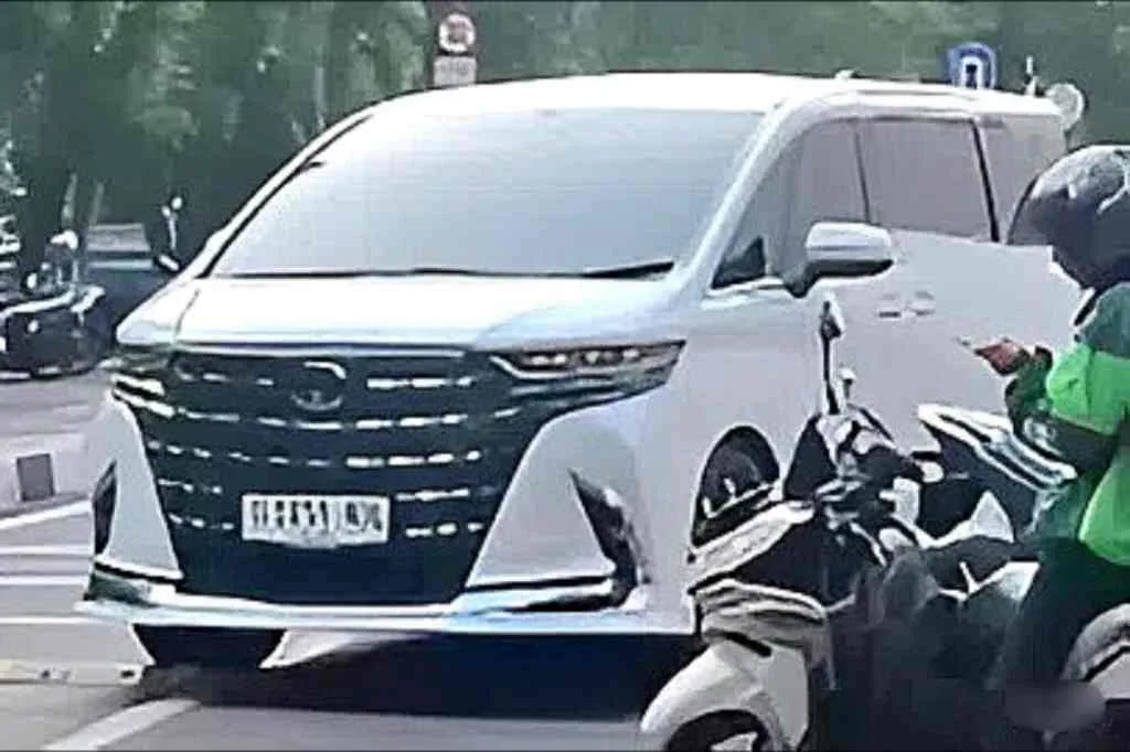 Bupati Pati Sudewo dari Gedung KPK, Pulang Dijemput Mobil Mewah