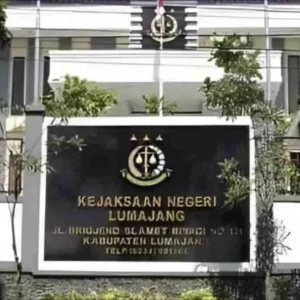 Diduga Alihkan Fungsi Lahan Bantaran Sungai, Kejari Lumajang Geledah Kantor BPN Diduga Alihkan Fungsi Lahan Bantaran Sungai, Kejari Lumajang Geledah Kantor BPN