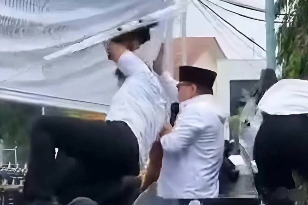 Dilempari Batu dan Botol, Bupati Pati Tetap Ogah Lengser dari Kursi Jabatan Dilempari Batu dan Botol, Bupati Pati Tetap Ogah Lengser dari Kursi Jabatan