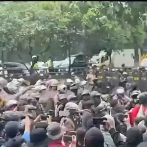 Gas Air Mata dan Water Cannon Pukul Mundur Aksi Demonstrasi di Jakarta