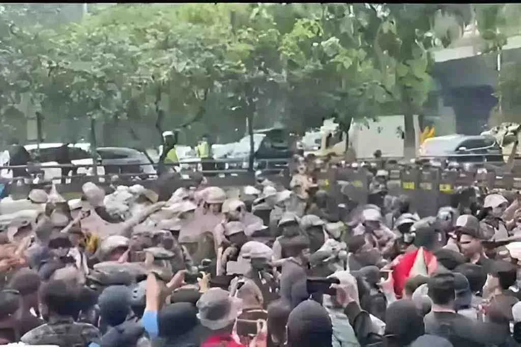 Gas Air Mata dan Water Cannon Pukul Mundur Aksi Demonstrasi di Jakarta