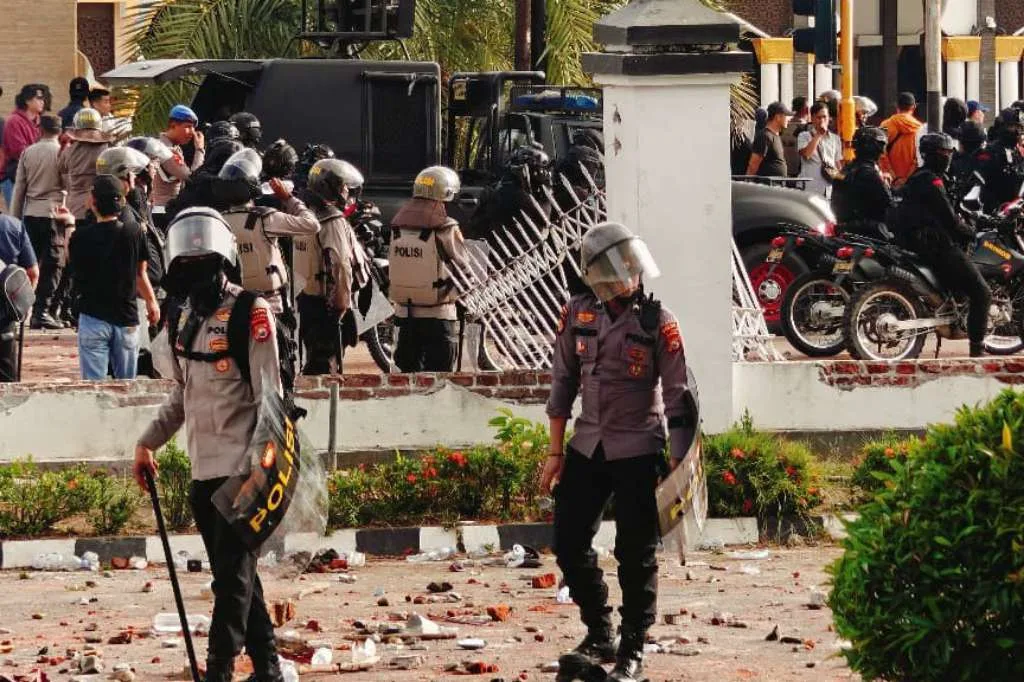 Halau Massa Aksi, Polisi Tembakkan Gas Air Mata Kearah Masjid Baitul Izzah Bengkulu