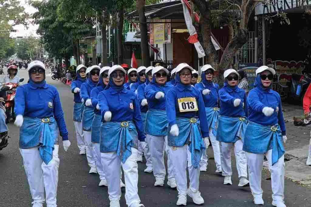 Heru Santoso Peringati HUT RI Ke-80, STI Kota Blitar Ikuti Lomba Gerak Jalan Umum