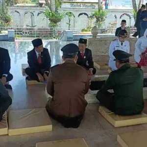 HUT RI ke 80 Jajaran Pimpinan DPRD Kota Blitar Ziarah ke Makam Bung Karno Jajaran Pimpinan DPRD Kota Blitar Ziarah ke Makam Bung Karno