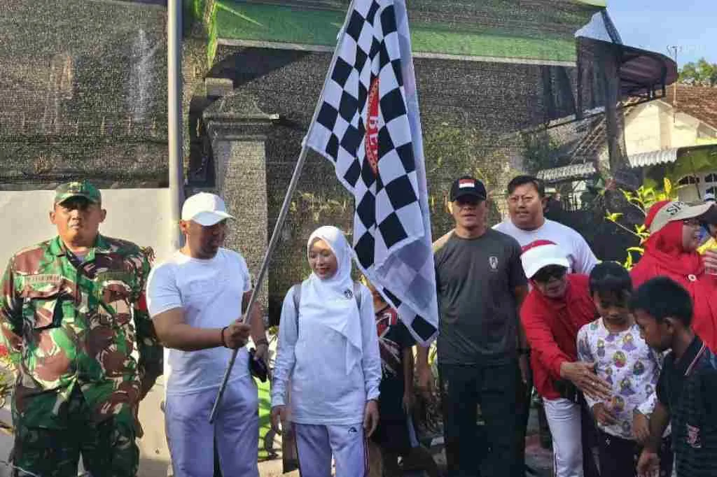 Jalan Sehat di HUT RI ke 80 Lurah Klampok Ajak Masyarakat Hidup Sehat Jalan Sehat di HUT RI ke 80: Lurah Klampok Ajak Masyarakat Hidup Sehat