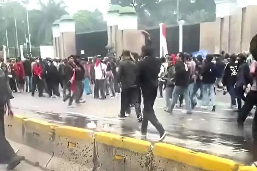 Jurnalis Dipukul Aparat saat Meliput Aksi Unjuk Rasa di Jakarta, Kamera Hancur