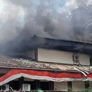 Kerusuhan di Kabupaten Cirebon: Gedung DPRD Dijarah dan Dibakar Massa