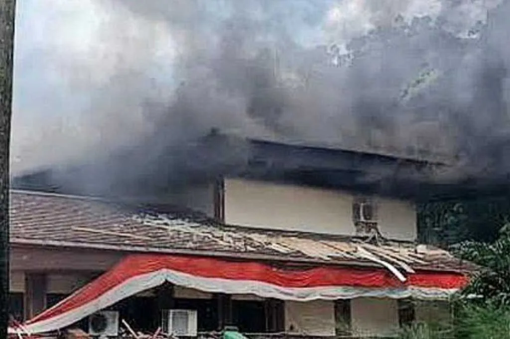 Kerusuhan di Kabupaten Cirebon: Gedung DPRD Dijarah dan Dibakar Massa