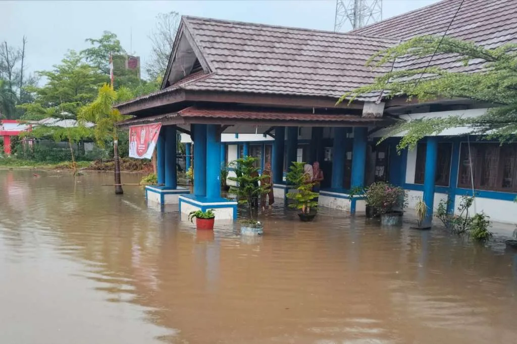 Kota Bengkulu Diguyur Hujan Kantor Camat Ratu Samban Tergenang Banjir
