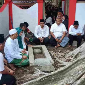Lestarikan Tradisi Lurah Klampok bersama Ketua TP PKK Ziarah Makam Leluhur Lestarikan Tradisi: Lurah Klampok bersama Ketua TP PKK Ziarah Makam Leluhur