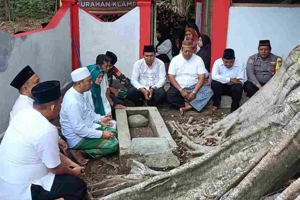 Lestarikan Tradisi: Lurah Klampok bersama Ketua TP PKK Ziarah Makam Leluhur