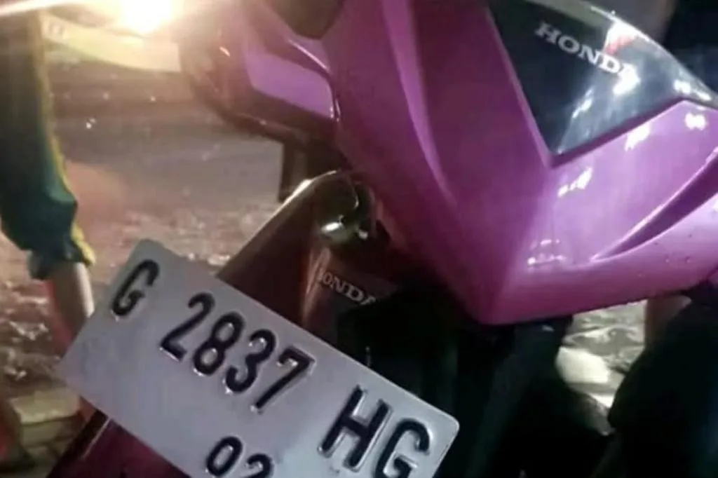 Mobil Parkir Ditabrak Motor, Pengendara Asal Talang Tegal Alami Luka Parah