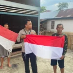 Momen Pembagian Bendera Merah Putih, Kapolsek Lebong Selatan Pesankan Kamtibmas