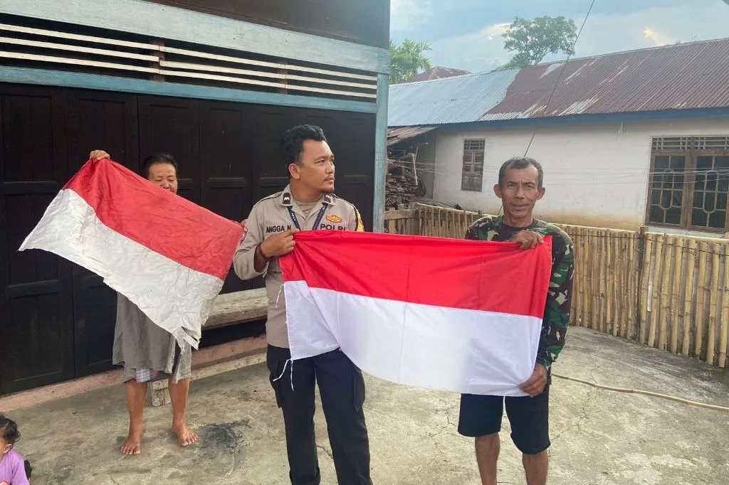 Momen Pembagian Bendera Merah Putih, Kapolsek Lebong Selatan Pesankan Kamtibmas