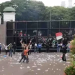 Pagar Besi Gedung DPR Senayan Jebol, Massa Terobos Masuk Pintu Gerbang
