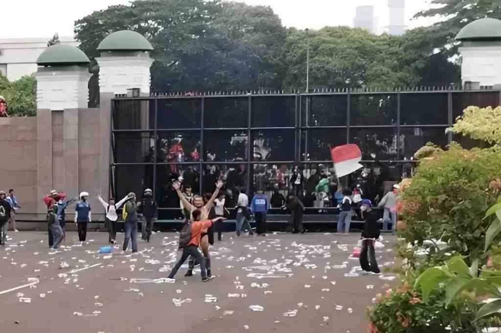 Pagar Besi Gedung DPR Senayan Jebol, Massa Terobos Masuk Pintu Gerbang